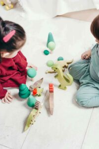 Niños jugando juntos, ejemplo de socialización infantil y desarrollo de habilidades sociales.