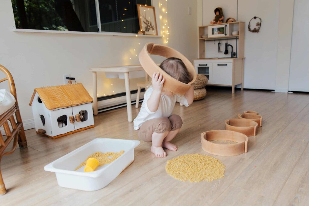 Niño jugando con material Montessori para el desarrollo físico y cognitivo 